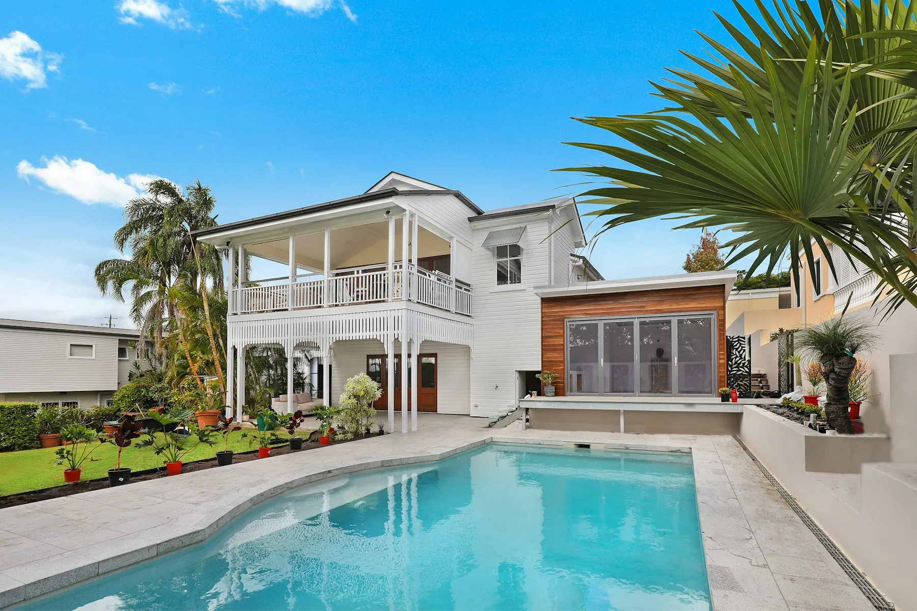 Maison à étage avec balcon, terrasse et piscine