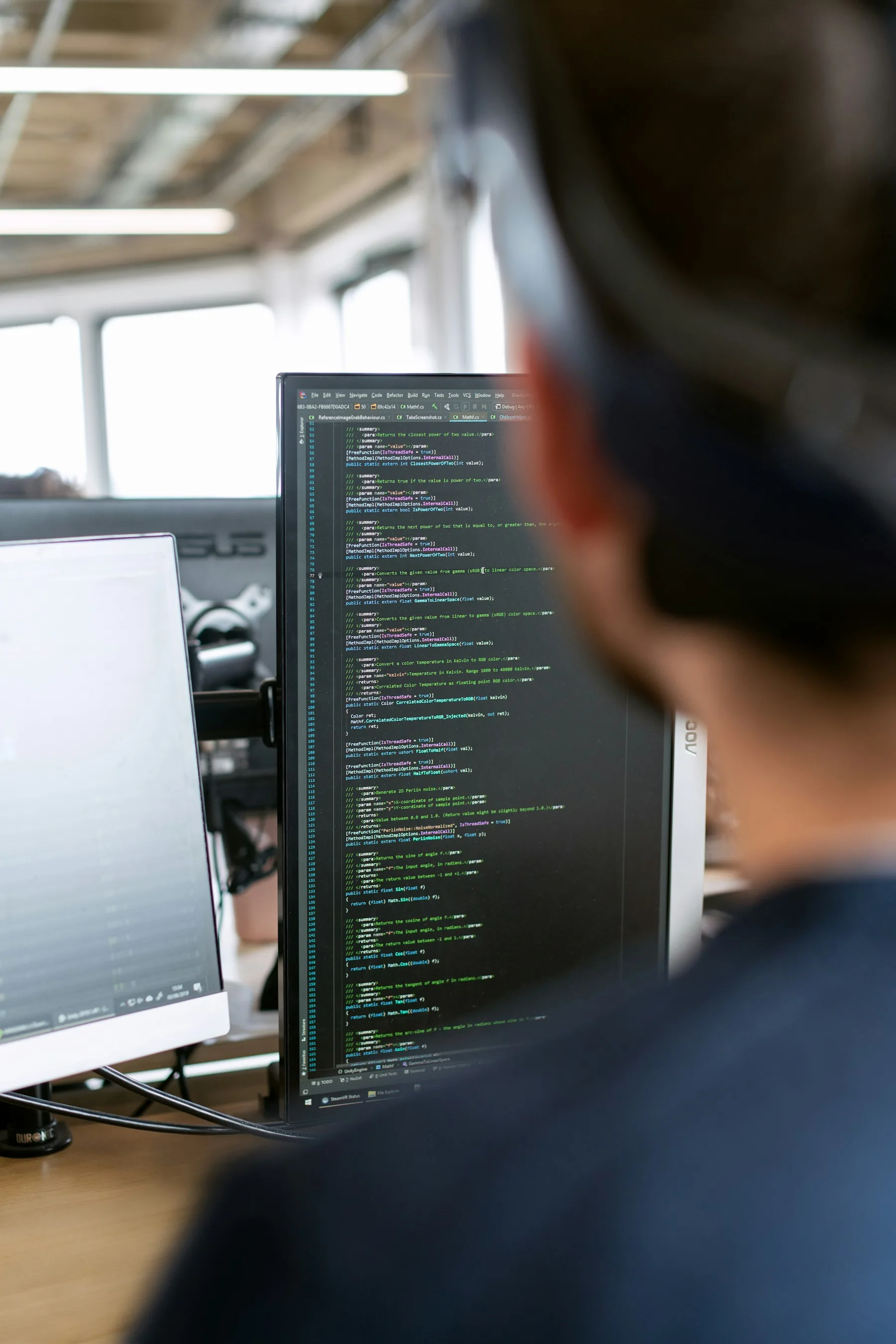 Personne devant un écran d’ordinateur affichant des lignes de code
