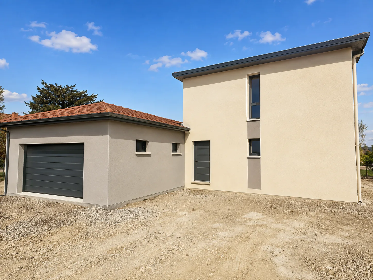 Maison contemporaine à toit monopente avec garage indépendant, construite dans l'Ain