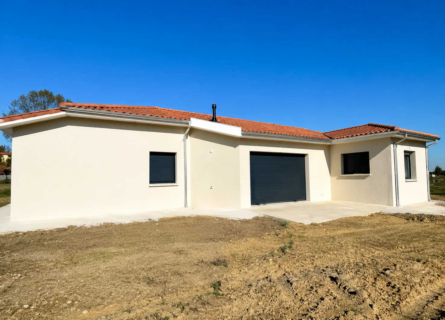 Maison traditionnelle de plain-pied en L, toiture tuile, construite dans l'Ain